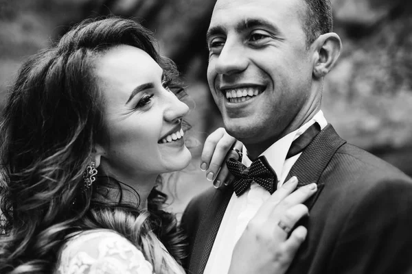 Close Newlyweds Who Smile Embrace Background Rocks Black White Photo — Stock Photo, Image