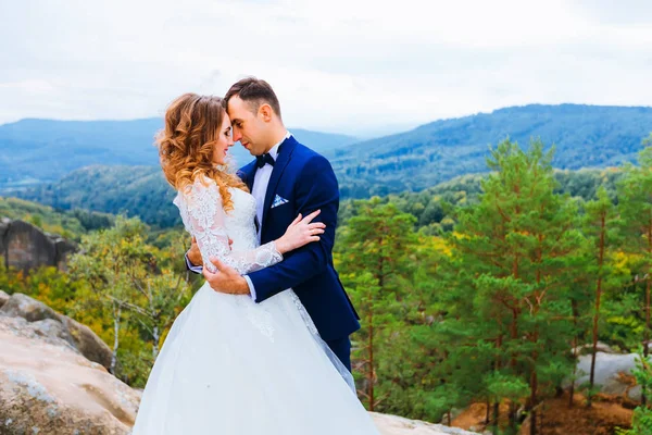 Newlyweds Leaned Each Other Background Mountains — Stock Photo, Image