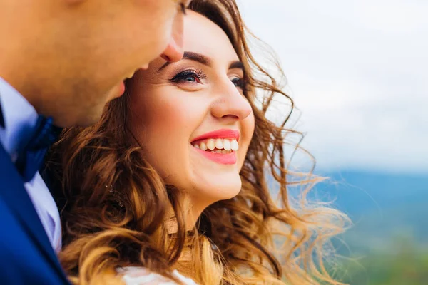 Gelin damat ve gülümseme inceliyor bir makyaj ile yakın çekim