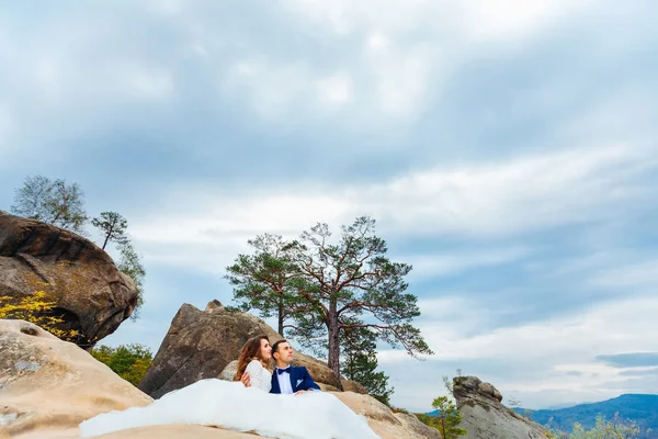 Recém Casados Sentam Nas Rochas Abraçam Admiram Vista — Fotografia de Stock