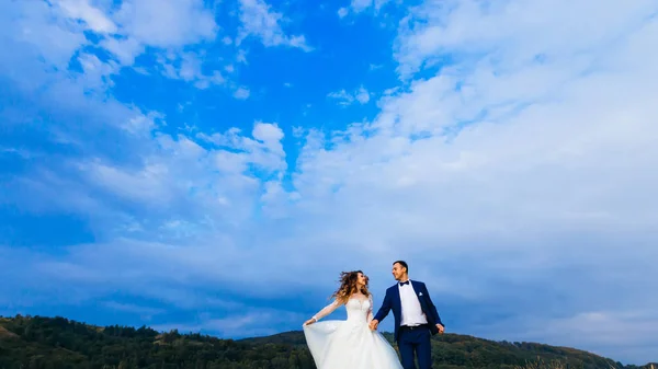 Recém Casados Dão Mãos Correm Contra Fundo Floresta Céu — Fotografia de Stock