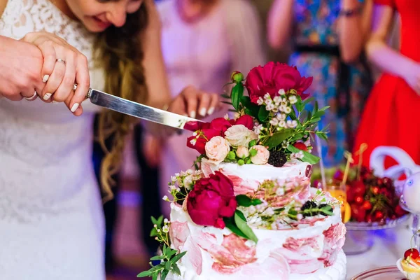 Yeni Evliler Bıçak Bir Arada Tutmak Lezzetli Düğün Pastası Kaplı — Stok fotoğraf