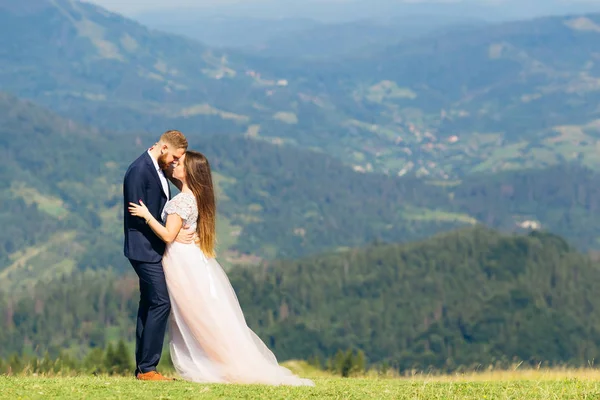 Der Bräutigam Blauen Anzug Umarmt Die Braut Einem Wunderschönen Weißen — Stockfoto