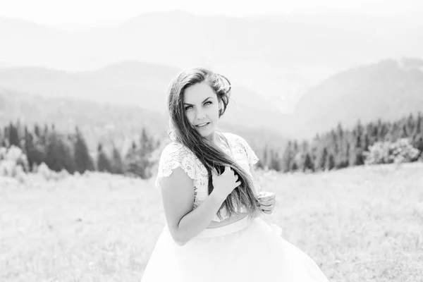 Noiva Bonita Com Cabelos Longos Olhando Para Lente Câmera Contra — Fotografia de Stock