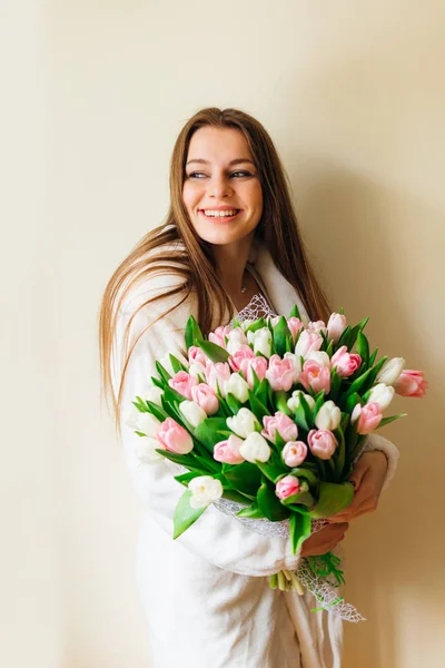 Радостная Молодая Женщина Халате Держит Букет Ароматных Розовых Белых Цветов — стоковое фото
