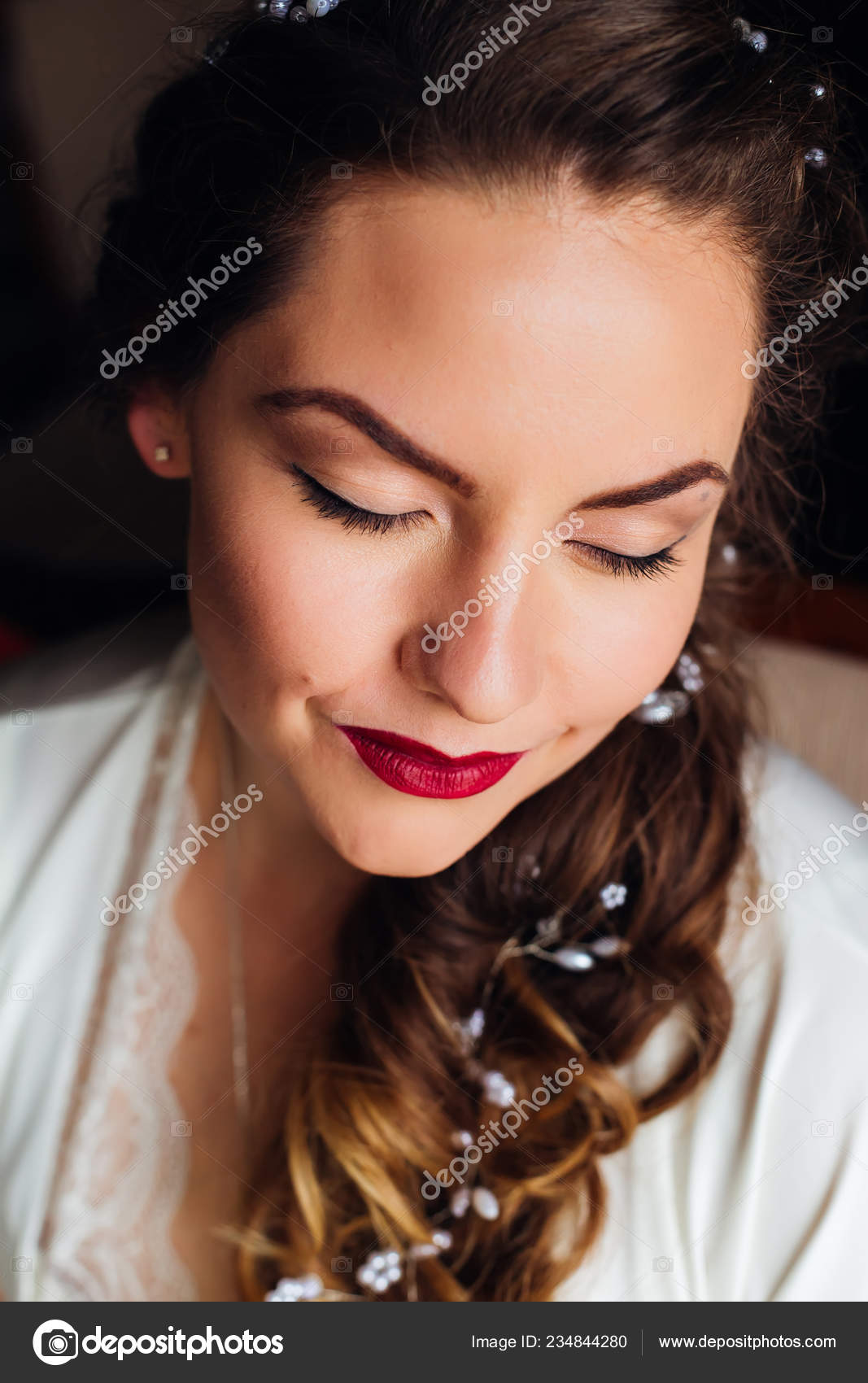 Die Hubsche Braut Schloss Die Augen Und Auf Ihrem Gesicht Stockfoto C Ivankyryk