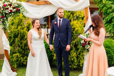 Dekore edilmiş arch duran yeni evliler için master törenleri Okunma sabıkası güzel sözler