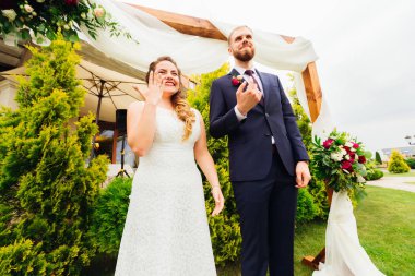 güzel yeni evliler içten gülümseme ve alyans annulary parmak göstermek