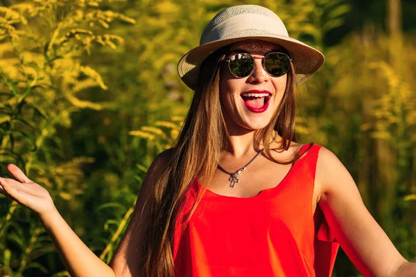 Şapkalı Şok Kız Yaz Tatillerini Üzerinde Şaşırttı — Stok fotoğraf