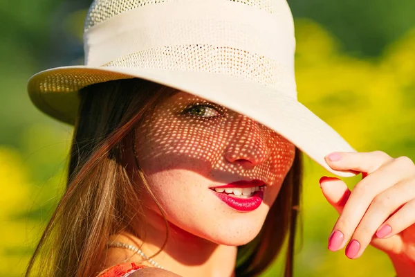 Una Hermosa Chica Sombrero Mira Lente Cámara Inclina Sombrero — Foto de Stock