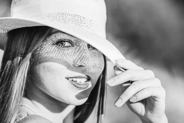帽子をかぶったかわいい女の子に見えるカメラのレンズで 黒と白の写真 — ストック写真