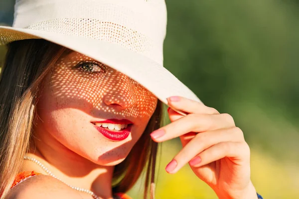 Mirada Apasionada Una Chica Sombrero Con Maquillaje Suave Que Lente — Foto de Stock