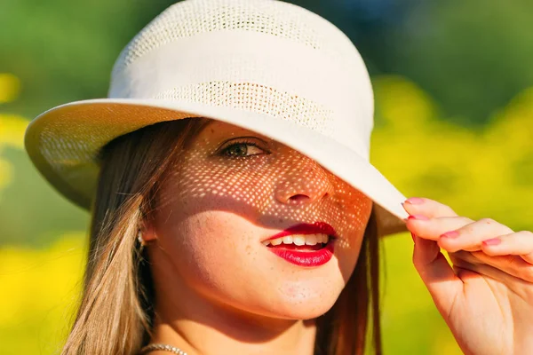 Güneşli Bir Büyüleyici Şık Bir Şapka Başında Bir Kızla Görünüyor — Stok fotoğraf