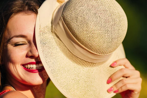 Sorriso Sincero Menina Que Fechou Olhos Metade Rosto Com Chapéu — Fotografia de Stock