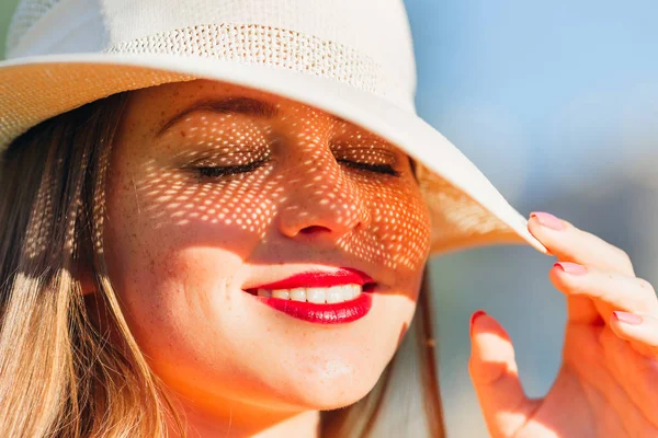 Uma Menina Elegante Com Chapéu Cabeça Fechou Olhos Rosto Com — Fotografia de Stock