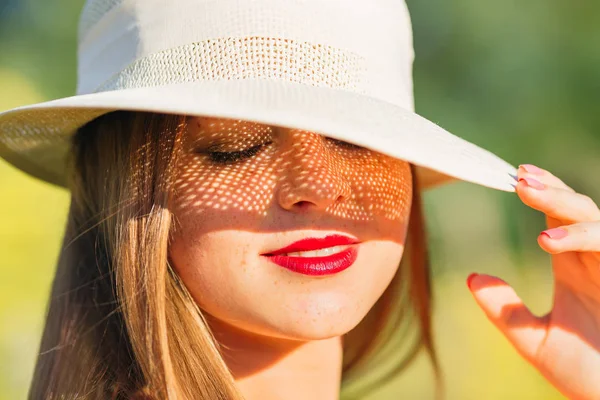 Una Chica Elegante Con Sombrero Cabeza Cerró Los Ojos Cara — Foto de Stock