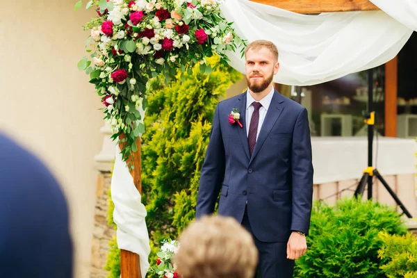 Der Bräutigam Anzug Mit Krawatte Wartet Neben Dem Geschmückten Bogen — Stockfoto