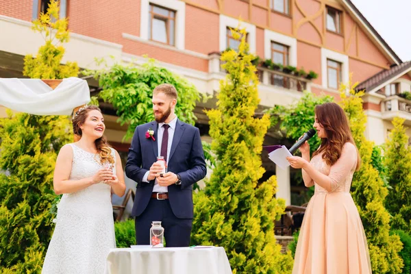 Sposi Tengono Vasi Diversi Colori Sabbia Maestro Delle Cerimonie Legge — Foto Stock