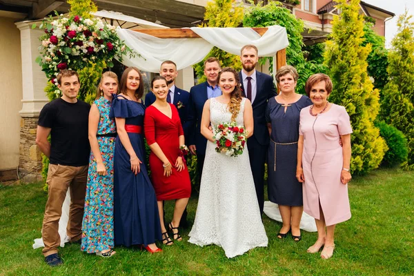 Recién Casados Con Sus Padres Parientes Amigos Fondo Arco Madera —  Fotos de Stock