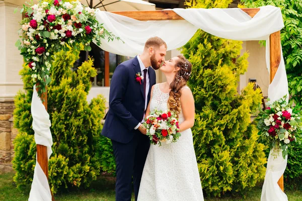 Bride White Dress Lace Holds Wedding Bouquet Groom Looks Her — Stock Photo, Image