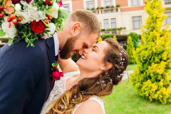 Close Happy Newlyweds Who Embrace Each Other Background Restaurant Bride — Stock Photo, Image