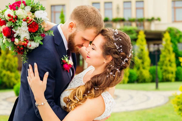 Sensual Hugs Newlyweds Bride Holds Wedding Bouquet Closed Her Eyes — Stock Photo, Image