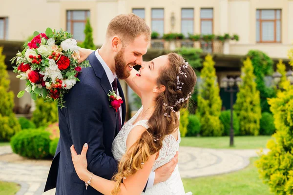 Nowożeńcy Stojąc Twarzą Twarz Szczerze Śmiać Się Chcą Się Całować — Zdjęcie stockowe