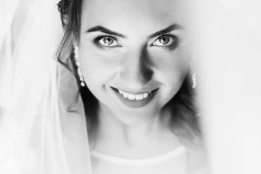 Yakın çekim yüz siyah ve beyaz fotoğraf bir makyaj ile gelinin