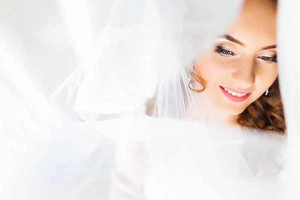 Tvář Nevěsty Při Pohledu Dolů Tyl Kolem Obličeje — Stock fotografie