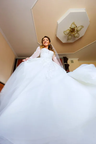 Gelukkige Bruid Wervelende Een Trouwjurk Kamer — Stockfoto