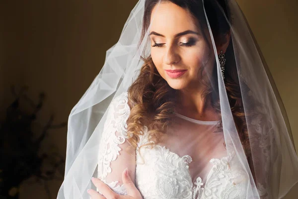 Primo Piano Della Sposa Abito Sposa Coperto Con Velo Nuziale — Foto Stock