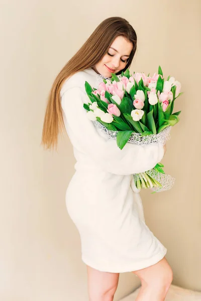 Молодая Девушка Длинными Волосами Халате Держит Большой Букет Тюльпанов Перфектное — стоковое фото