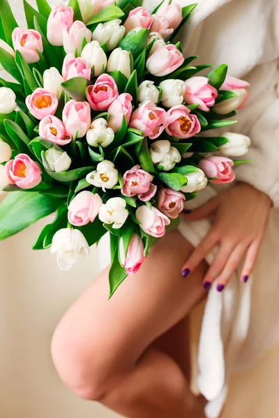 Невеста Держит Свадебный Букет Розовых Белых Тюльпанов Зелени Фоне Красивых — стоковое фото