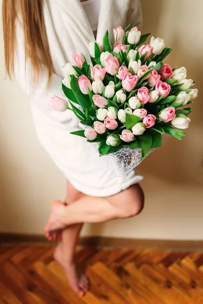Молодая Девушка Держит Большой Букет Розовых Белых Тюльпанов Зеленый Фоне — стоковое фото