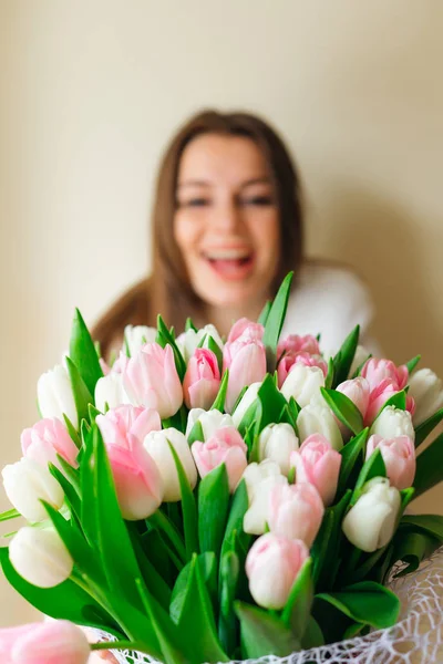 Chica Joven Con Ramo Flores Primavera Sus Manos Concepto Del — Foto de Stock