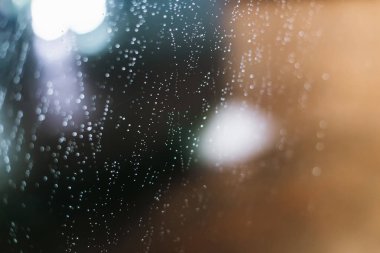 bir pencere üzerinde hangi küçük damla su