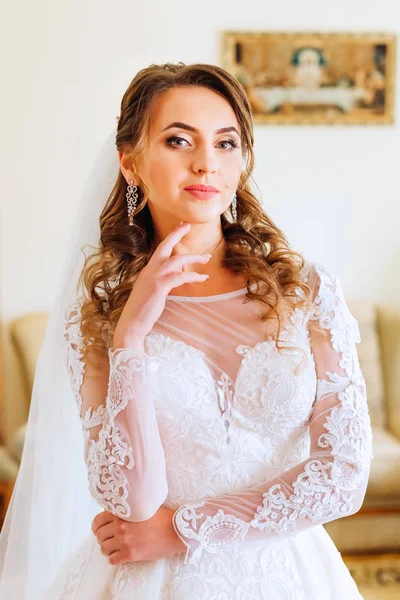 Невеста Свадебном Платье Свадебной Вуали Держит Руку Рядом Лицом Смотрит — стоковое фото