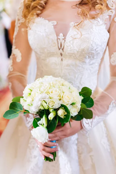 レースと彼女の手で結婚式ブーケ花嫁のウェディング ドレスのクローズ アップ — ストック写真