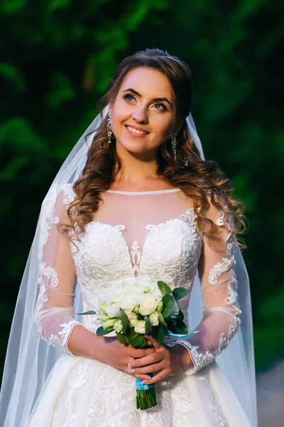 Sposa Abito Sposa Lamento Sposa Sorride Guardare Lontananza Bouquet Sposa — Foto Stock