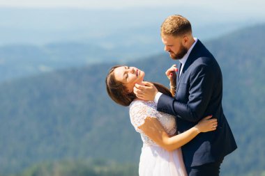 Gelin damat bel için kucaklayan ve gözlerini kapatır, bir yüzüne karşı elinde dokunuş tarafından zevk