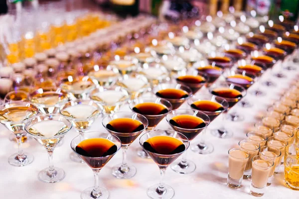 Tavolo Con Tovaglia Cui Affacciano Molti Bicchieri Con Varie Bevande — Foto Stock