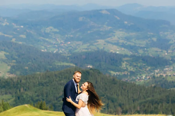 Marié Avec Une Barbe Regarde Objectif Caméra Mariée Sourit Sincèrement — Photo