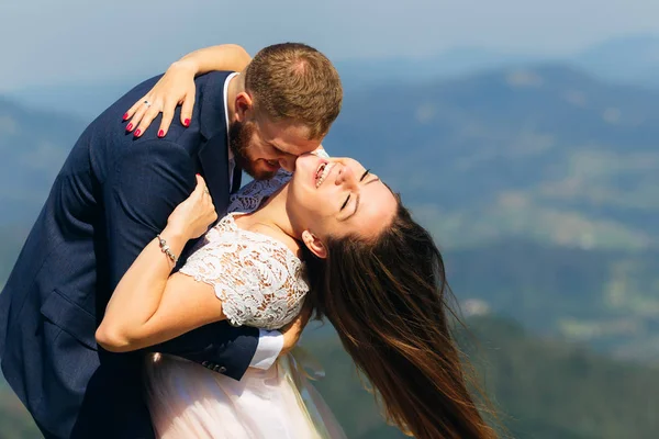 Gli Sposi Divertono Cima Alla Montagna Sposa Piegato Indietro Sorride — Foto Stock