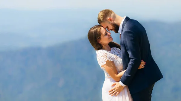 Newlyweds Leaned Each Other Enjoyed Moment Arms Each Other — Stock Photo, Image