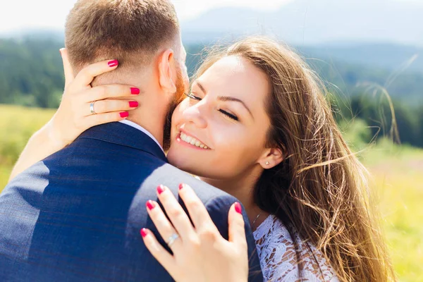 Sposa Felice Abbraccia Sposo Intorno Collo Alla Spalla Sorride Carino — Foto Stock