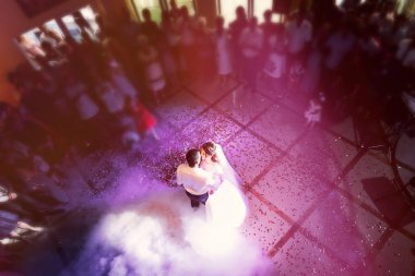 Dans eden yeni evliler ve konuklar çevrelerindeki üstten görünüm