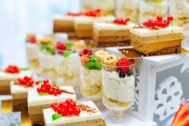 krema ile lezzetli kek çilek ve dondurma şeffaf gözlük ile dekore edilmiş