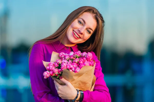 Девушка Обнимает Букет Роз Счастливо Улыбается — стоковое фото
