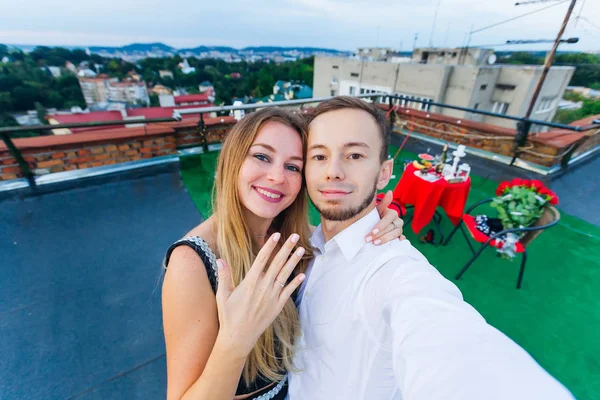 Selfie Couple Amoureux Fille Câlins Gars Montre Bague Fiançailles Sur — Photo