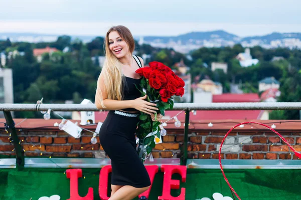 Flicka Klänning Som Håller Bukett Blommor Bakgrunden Staden Guld Ring — Stockfoto